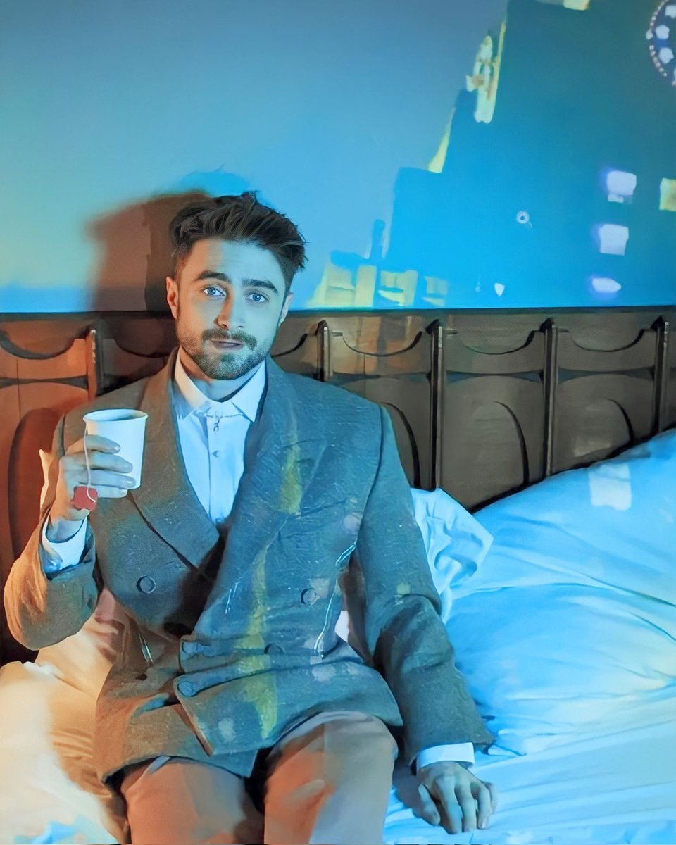 first picture of daniel radcliffe in the upcoming april issue of vanity fair.
📷 : photo by emma summerton