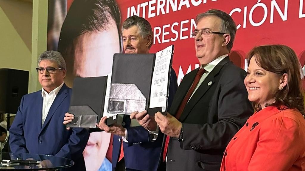 📸 Esta tarde, en la <a href="/CamaradeCom_GDL/">Cámara de Comercio de Guadalajara</a> de Guadalajara, el canciller <a href="/m_ebrard/">Marcelo Ebrard C.</a> realizó la firma del convenio entre la <a href="/SRE_mx/">Relaciones Exteriores</a> y el Consejo Regulador del Tequila, para impulsar este producto a nivel internacional, mediante la red de embajadas y consulados mexicanos.

🇲🇽🤝🌎