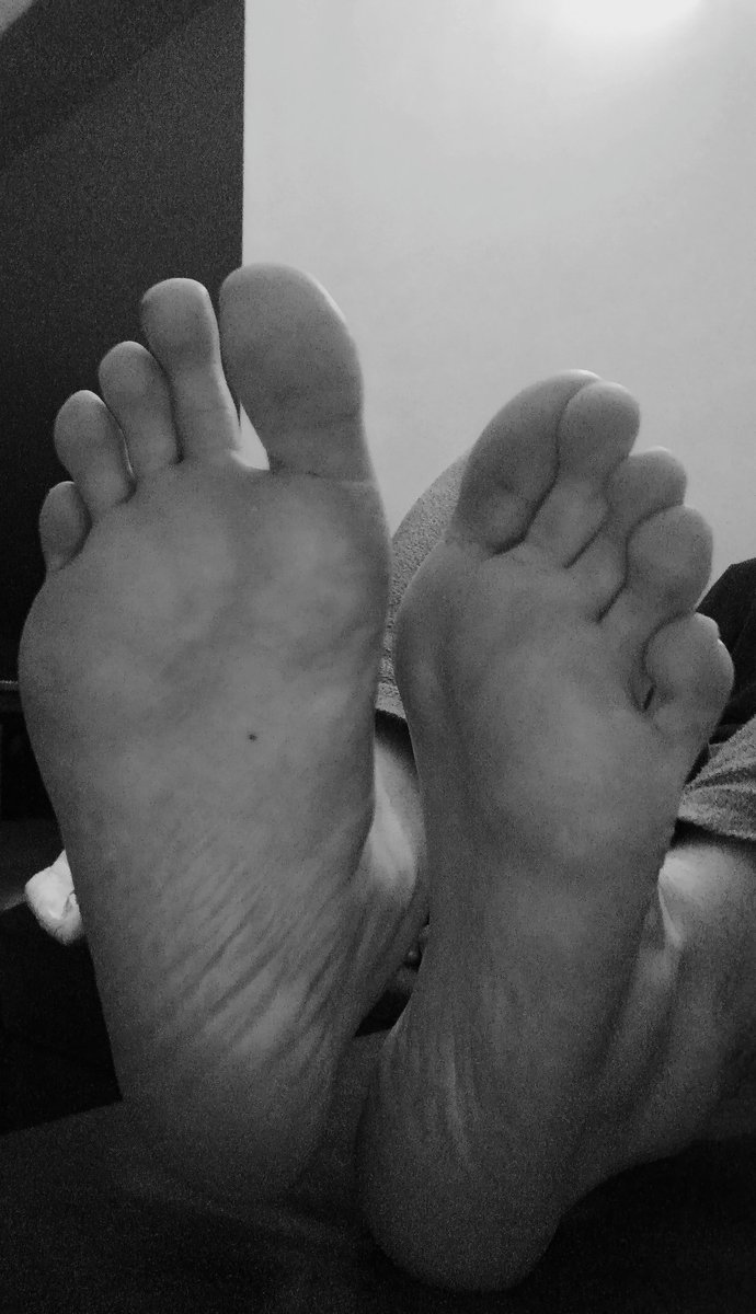 MasterRhett43's tweet photo. Qualche cagna sudicia pronta a farmi da 🏧 e stare sotto le mie grosse e puzzolenti piante? 😈🤑 https://t.co/N4jpmk3BHo