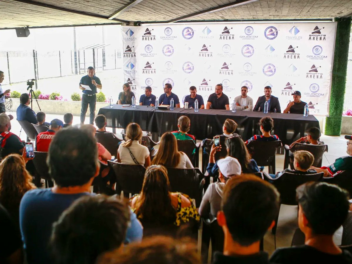 LVillagran23's tweet photo. Presentación de la academia #SportsArenaFC en las instalaciones de @SportsArenaGdl categorías 3ra, 4ta y 5ta premiere de la @FMF 
Gracias por su apoyo @ZMGsports @informador @jairpereira16 @chatonoficial @uli_davila @4Hectorreynoso @RamonMorales11 @PAULEDELGADILLO https://t.co/jaqpqHg83C