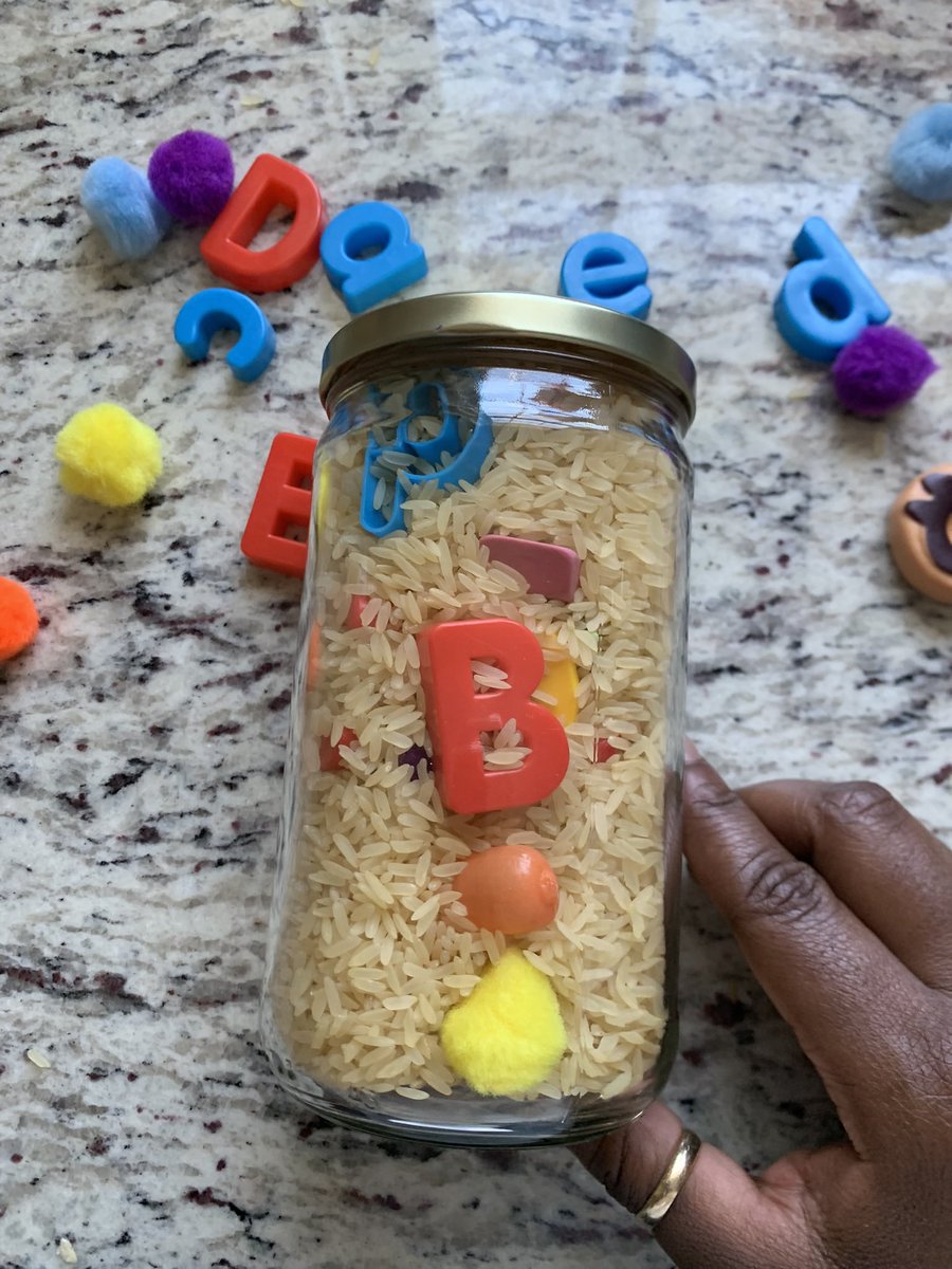 Try this easy 🅳🅸🆈 i-spy jar and let your little ones search for a fun surprise. Get it a theme like: 🔤 Letters of the alphabet  🎨 Colors 🔺 Shapes 🦖 Student's favorite topic! 
#ideasformoms #preschoolfun