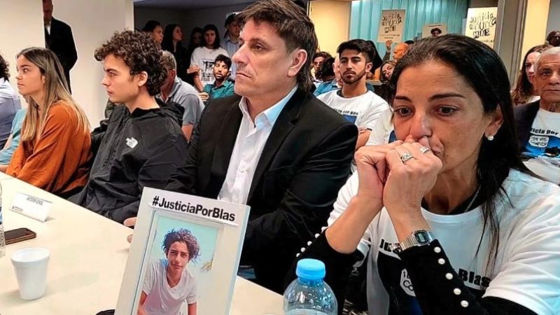 #JusticiaPorBlas 
Perpetua para los policías Alarcón y Suárez. 9 recibieron penas por encubrimiento agravado. 2 absueltos. Piden investigar Mosquera y Zárate Belleti.
Informa #JorgeVasallo