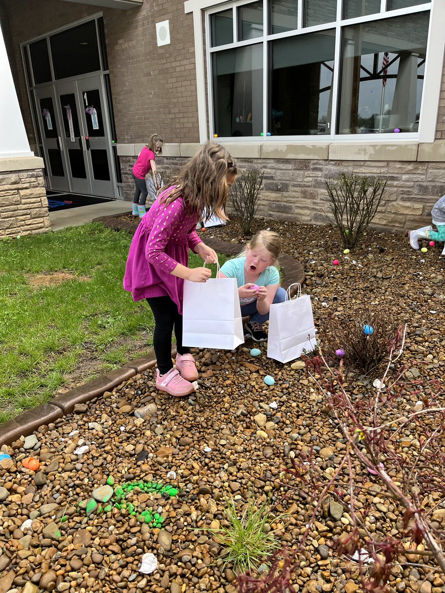 melliottsclass's tweet photo. And back in time for the sun to come out for an egg hunt! Now we can start spring break! 🐣 https://t.co/FnLhHLuRgF