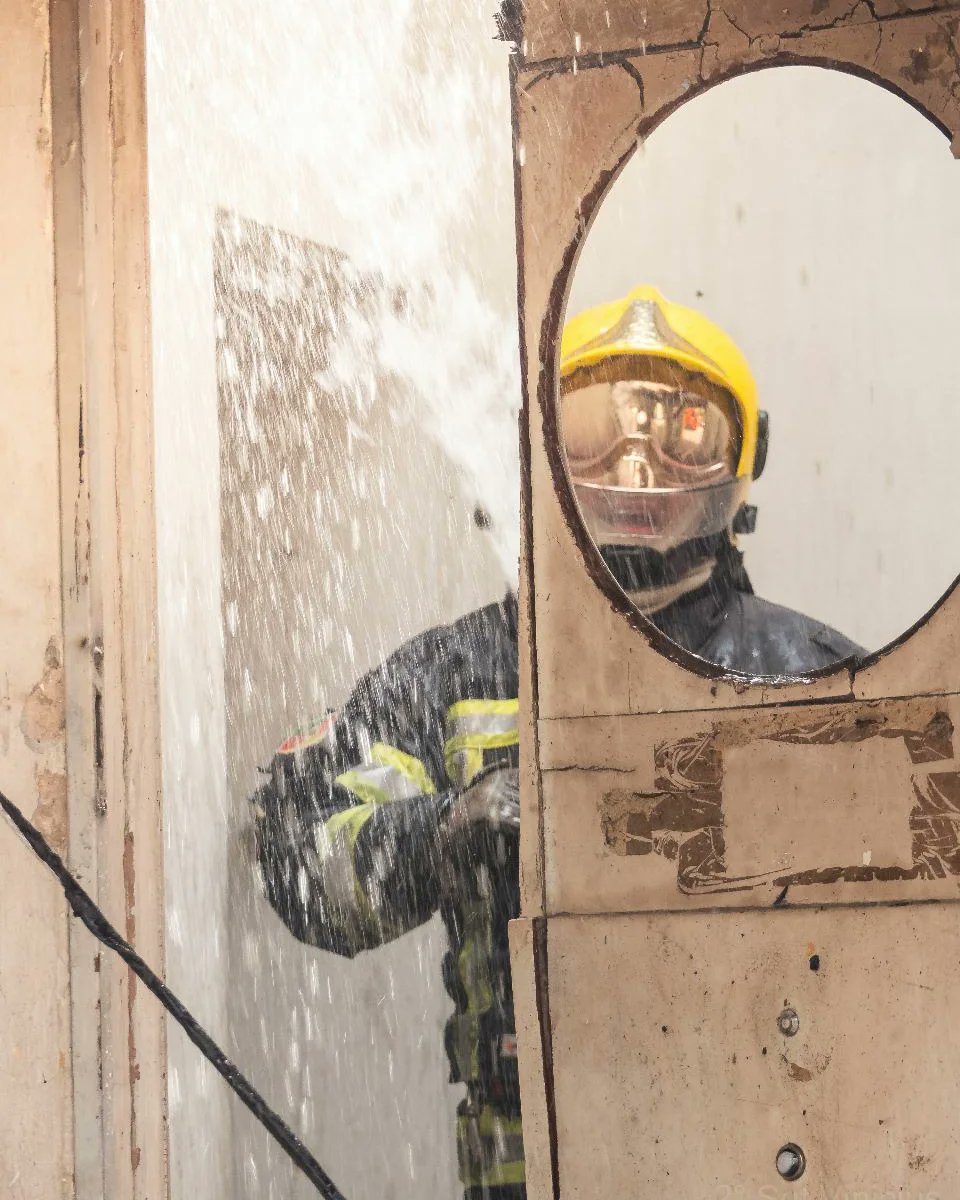 4bbmcbmrs's tweet photo. O CBMRS por meio do 1° Pelotão de Bombeiro Militar (1°PelBM) instalado no Município de Santa Maria, realizou combate a incêndio no ultimo dia vinte e oito.
As chamas consumiram parte de um cômodo de uma residência abandonada e foram debeladas rapidamente. https://t.co/5Q3uAHkC19