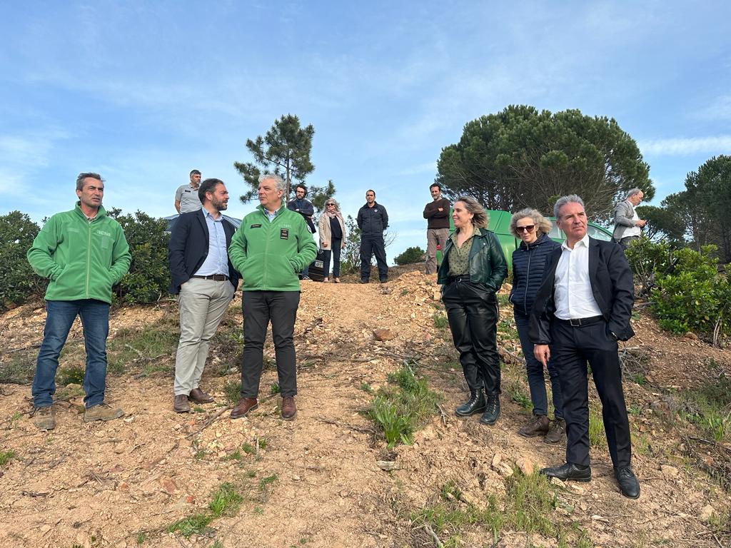 ambiente_pt's tweet photo. Em Monchique, com o #SECNF, João Paulo Catarino, o #MAAC, Duarte Cordeiro, viu faixas de gestão de combustível feitas por sapadores florestais e condomínios de aldeia: Madrinha e Vale Longo. Na Mata da Parra, em Silves, viu rearborização e beneficiação de povoamentos florestais. https://t.co/fI9O1vSS3q