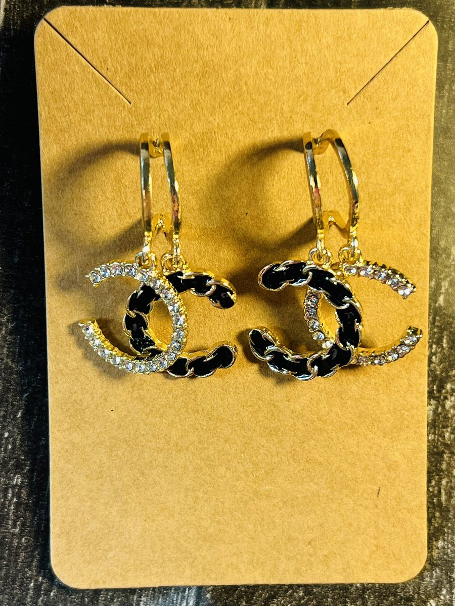 Check out Fashion Rhinestone Gold Tone Dangle Pierced Earrings New ebay.com/itm/2661972633… #eBay via @eBay #earrings #goldtone #designerinspired #new #gift #rhinestones #forsale #oldcrowstreasures247