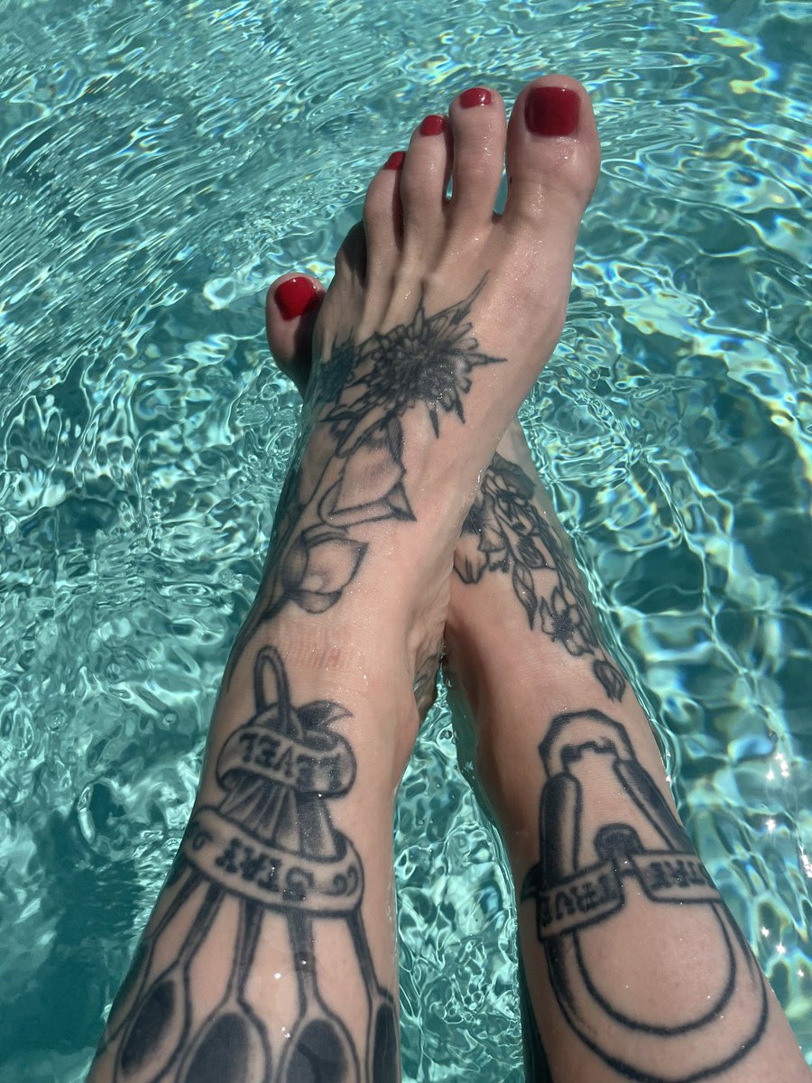 sierraluxe's tweet photo. @feet_soles5 So many gorgeous toes in this thread 😭 Here’s Mine poolside 😎 https://t.co/kKtqzGY1Bz