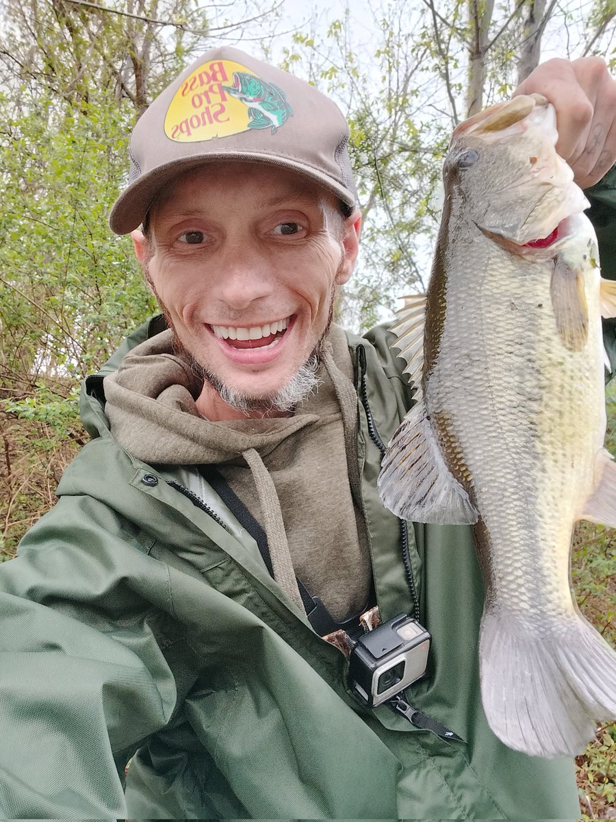 GuywithaGoProFS's tweet photo. Putting on the rain bibs n coat paid off.#WarEagle 5/16s McClelland model with a white dble tail grub trailer; grey n black skirted spinnerbait. My FAVORITE way of #coveringwater in #prespawn.
#fishing #bassfishing @WarEagleSpinnerbaits https://t.co/UOrtbqHc4F