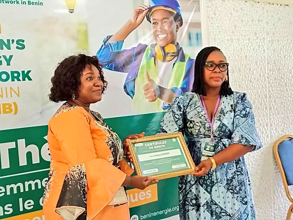 MediapartBenin's tweet photo. 🇧🇯Le Ministre de l'Energie M. @houssoudjclaude et plusieurs autres acteurs clés reçoivent des certificats de mérite pour leur contribution à la promotion de la gent féminine dans le secteur de l'énergie au Benin. Ces certificats ont été décernés par l'association Bénin Énergie . https://t.co/OZ3sZTSF0Y