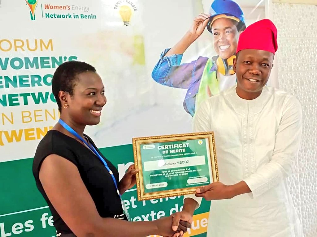 MediapartBenin's tweet photo. 🇧🇯Le Ministre de l'Energie M. @houssoudjclaude et plusieurs autres acteurs clés reçoivent des certificats de mérite pour leur contribution à la promotion de la gent féminine dans le secteur de l'énergie au Benin. Ces certificats ont été décernés par l'association Bénin Énergie . https://t.co/OZ3sZTSF0Y