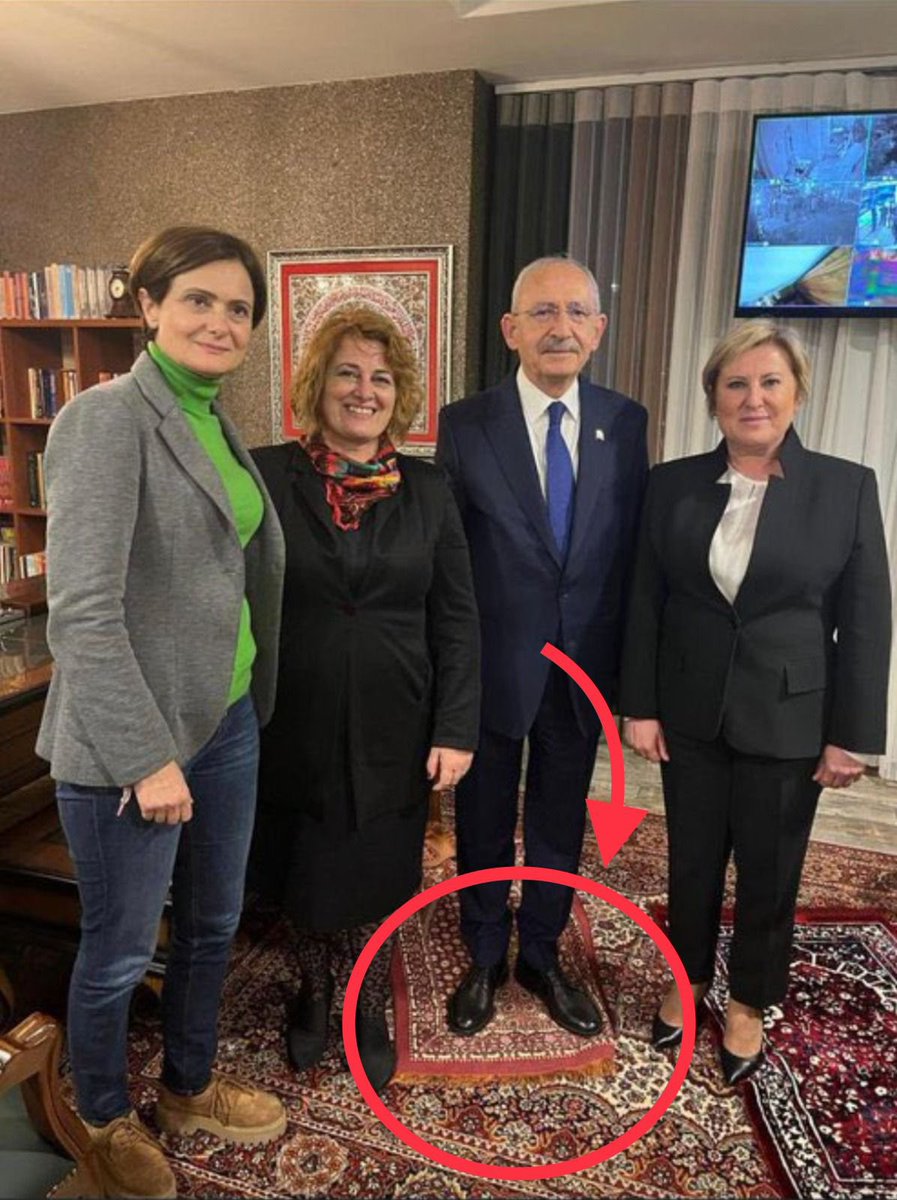 Fransız Büyükelçisi değil ki bilmiyor diyelim...
Eve ayakkabı ile girmeleri yetmemiş, seccadenin üzerinde ayakkabı ile poz veriyorlar...
Mesaj mı veriyorsunuz?
Derdiniz ne?
Sinir uçlarımızda tepinmenin alemi ne?