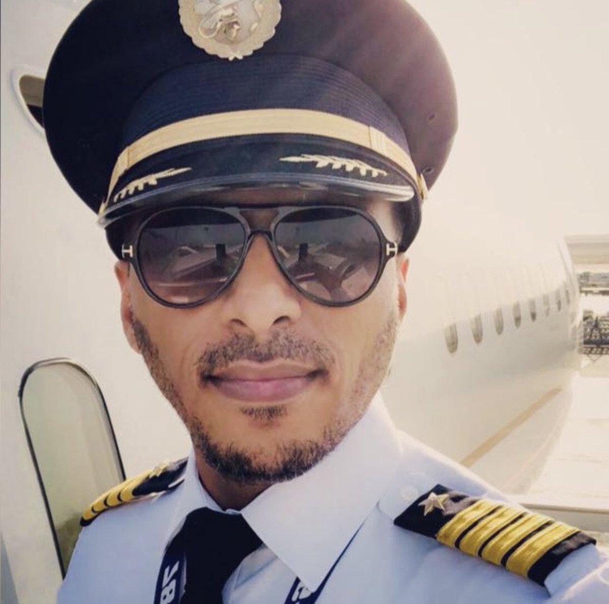 Abduallh88's tweet photo. تعرض الاخ والزميل الكابتن حسن الغامدي @Ca_Hasan78 
بعد خروجه من صلاة المغرب لحادثة اعتداء من أحد الأشخاص نتج عنها عدة طعنات نقل على اثرها الى المستشفى 
تلقيت اتصال منه يبشرني بأنه في صحه وعافيه ويرغب في تطمين المحبين له ويبلغهم بأن الله عز وجل قدر ولطف 
ماتشوف شر يابو نايف طهور https://t.co/uRnOHhfll2
