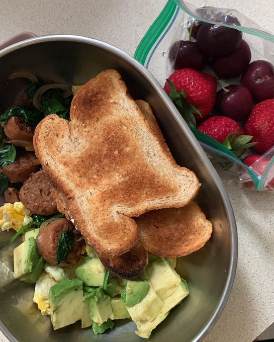 yaniinal90's tweet photo. For today's breakfast, I feel something is wrong with sliced bread https://t.co/tJ5hEXn7BI