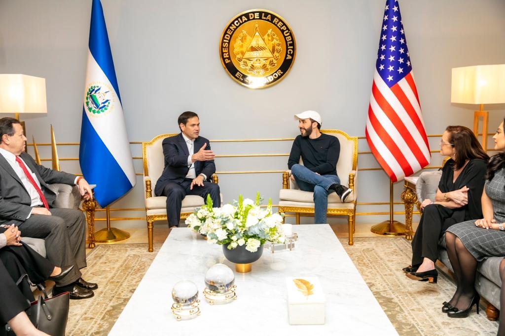 ElenaBerberana's tweet photo. Mientras Biden apoya a gobiernos corruptos, como el de Lula en Brasil,y es benévolo con las dictaduras cubana y venezolana, los republicanos se interesan por Bukele y su receta para la prosperidad. 
Aquí, Marcos Rubio con el presidente salvadoreño. Enorme el giro de El Salvador. https://t.co/385t5i62Hx