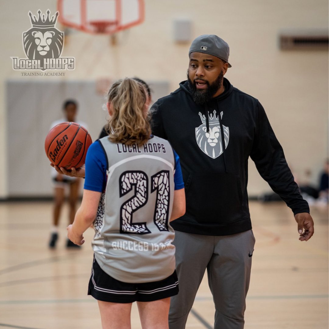 LOCALHOOPS's tweet photo. Coaching is the universal language of change and learning. ☝🏼🏀 #SuccessIsAHabit #LOCALHOOPS https://t.co/pxwSgN6Lx9
