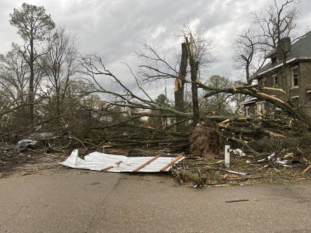 Homes leveled NW side of Wynee AR. We have been pulling people out of the rubble some with minor injuries. FD &amp; State patrol massive search rescue underway as of 5:30 PM. <a href="/NWSLittleRock/">NWS Little Rock</a> <a href="/NWSMemphis/">NWS Memphis</a> #arwx