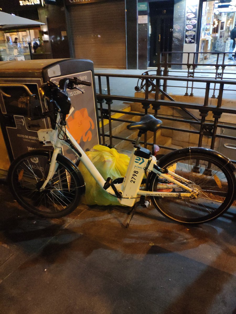 Bicimad en medio de manuel becerra, haced algo, que esto es una broma <a href="/BicimadL/">BICIMAD EN LUCHA</a> <a href="/bicimad/">bicimad</a>