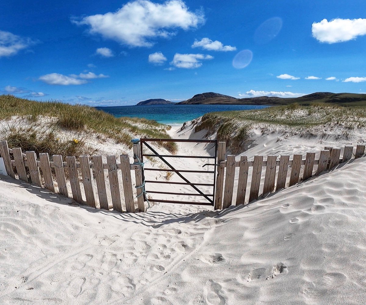 2 places just become available for our north to south Outer Hebrides swim tour! Get your wellies &amp; smidge packed 😆

#barradise #visitouterhebrides