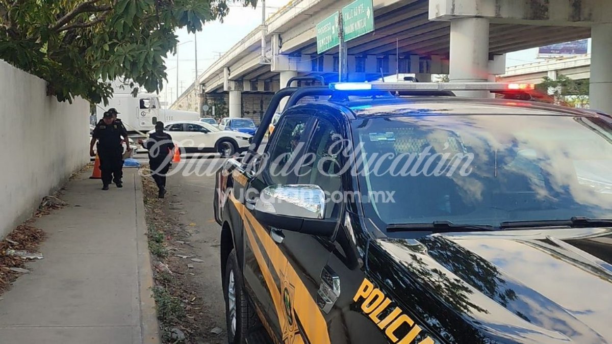 DiariodeYucatan's tweet photo. ⚡ Tragedia en el periférico de Mérida: camión atropella a hombre en la banqueta https://t.co/O4GemqRs7W https://t.co/L2brJMTO9s