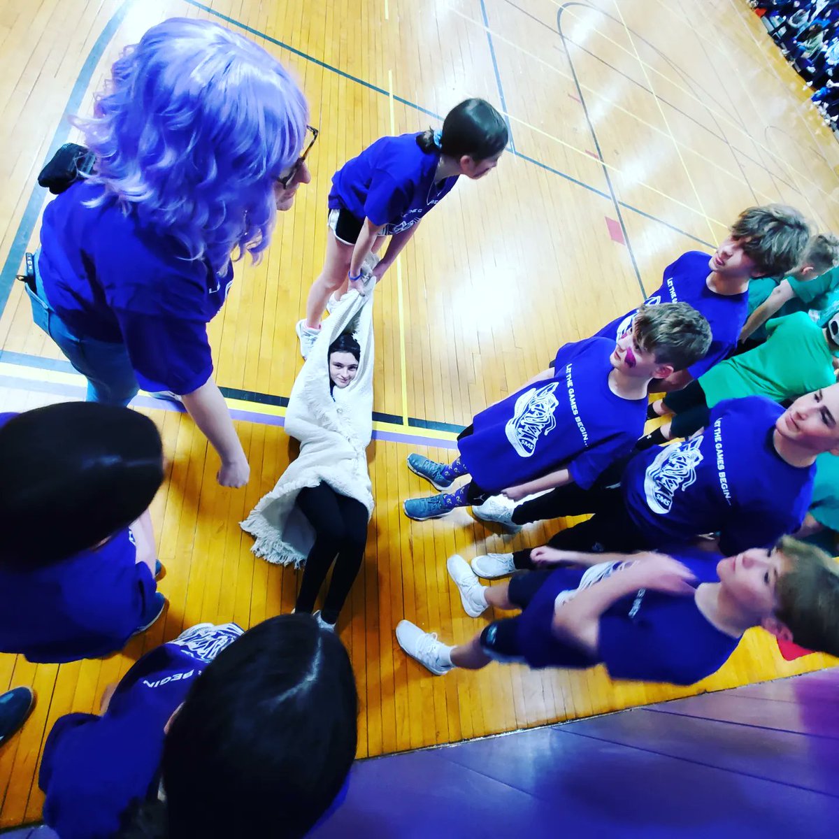 Golden sneakers 2023! It's hard to not be smiling at SMS tonight: ) So much fun with our students and staff #sayvillems #RaiseTheBar
