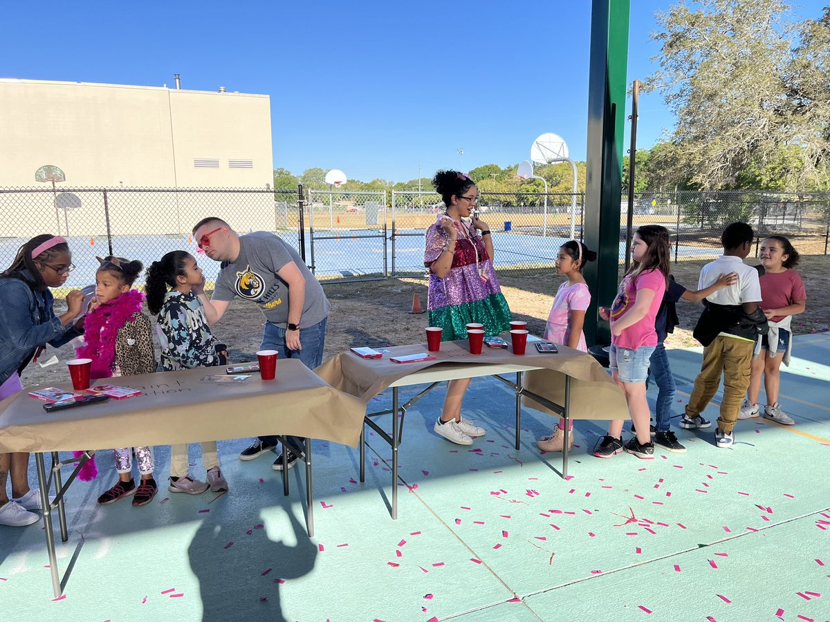 HCPSForestHills's tweet photo. And the winning house for March is…PINK house! Congratulations, we are so proud of you. Your shamrock showdown celebration was awesome…cookie decorating, face painting, and more racing, we hope you loved it! #PantherPride @HillsboroughSch @TransformHCPS https://t.co/drnsfNzFRY