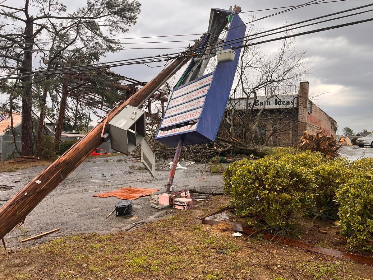 _MattSewell's tweet photo. More photos from the aftermath after a devastating tornado hits the Little Rock metro. (📸Brian Chilson) #arwx #ARnews https://t.co/OxODIEHY0b