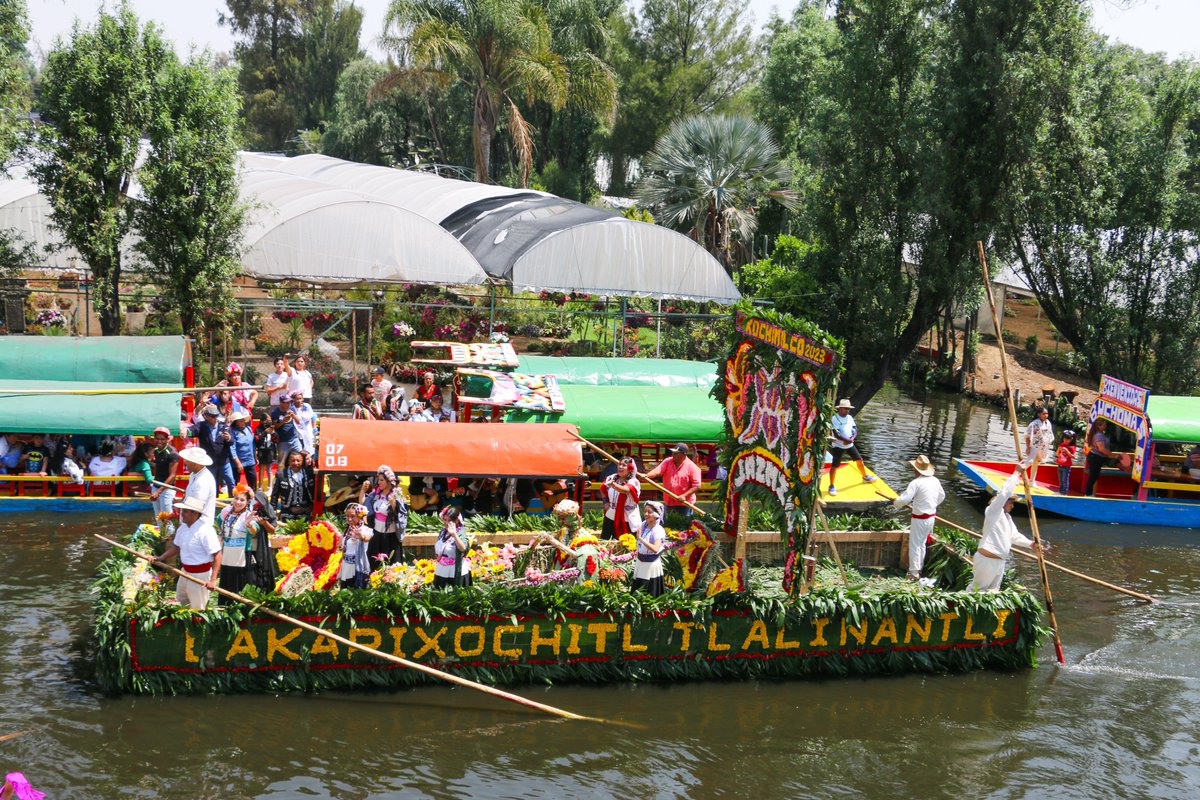 MultiSurMx's tweet photo. En donde participan prestadores de servicios turísticos que muestran su creatividad en trajineras adornadas de flores y las concursantes de este certamen engalanan cada una de estas canoas a lo largo de los canales del embarcadero Narivitas. https://t.co/DfX5mK420z
