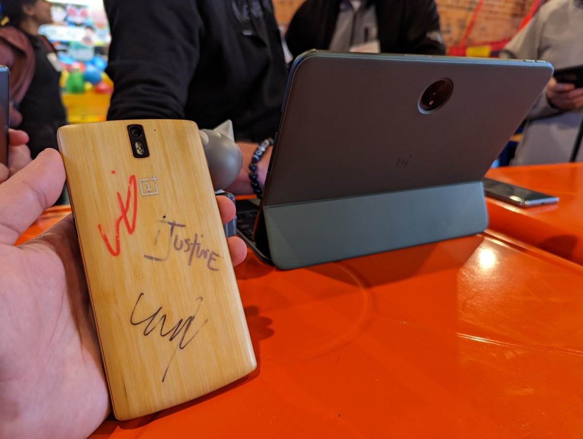 iamtheaftab's tweet photo. @OnePlus_USA How about my bamboo one 🎍autographed by @getpeid @ijustine @UnboxTherapy 👀 flawless screen 🔥 https://t.co/ndkofvWfuq