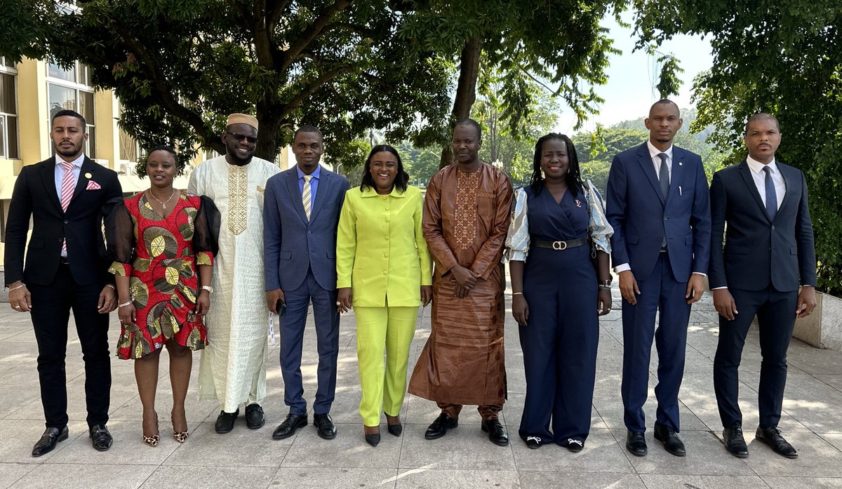 Muyumba's tweet photo. Rencontre des anciens leaders des jeunes africains en marge du International Leadership Forum à Brazzaville. Nous nous sommes convenus de la création d’une Alliance Panafricaine des Leaders qui a pour objectif de prendre la défense de l’Afrique. L’équipe dirigeante comprend 18 pays et tous ont porté leurs choix sur ma modeste personne afin de présider l’équipe qui va assurer la mise en place effective de cette structure sur le continent Africain. Certains sont parlementaires, leaders des partis politiques, entrepreneurs, diplomates et autres dans les différents pays africains.