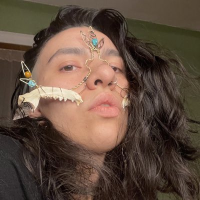 QuelokayDesigns's tweet photo. Made a facecrown out of bone for my client from the Mohawk Nation for when they perform ✨ Ima miss this piece 🥹 #NewProfilePic #quelokaydesigns #facecrown #custommade https://t.co/qM9UfUJKLL