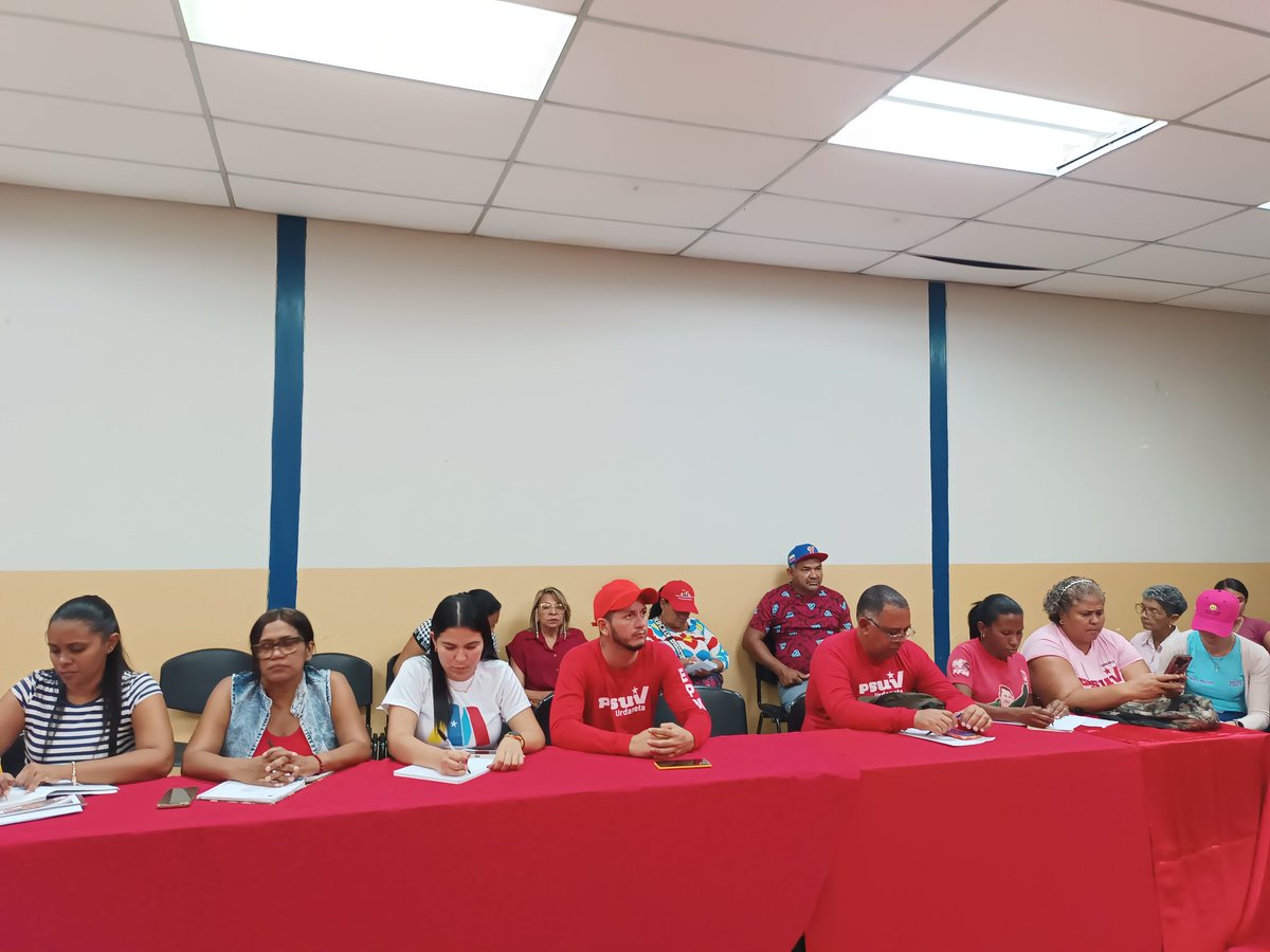 AIDELYSOYON's tweet photo. #31Marzo| El PSUV Mcpio. Urdaneta, su E.P.M, las jefas y jefes de calle y los líderes de comunidad por el PSUV sostuvimos un grato y productivo encuentro en pro al desarrollo y avances de nuestro @PartidoPSUV 🚩🚩🚩
@NicolasMaduro 
@Soykarinacarpio 
@ramolinap 
@PsuvAragua_ofic https://t.co/s2QNLrz1JL
