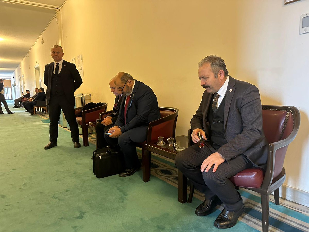 Uzman Çavuşlar'ın derdi ile dertlenen sevinci ile sevinen Koca Kurt 
Çok yoruldun biliyoruz 

Bu vefa bu emek boşa değil
Şehitlerin Vasiyeti var
Kahramanların korkusuz sesi
Geliyor gelmekte olan

Uzman Çavuşlar Kadro bekliyor 

<a href="/alitilkici38/">Ali Tilkici 🇹🇷</a>
#SıraUzmanÇavuşaKadro