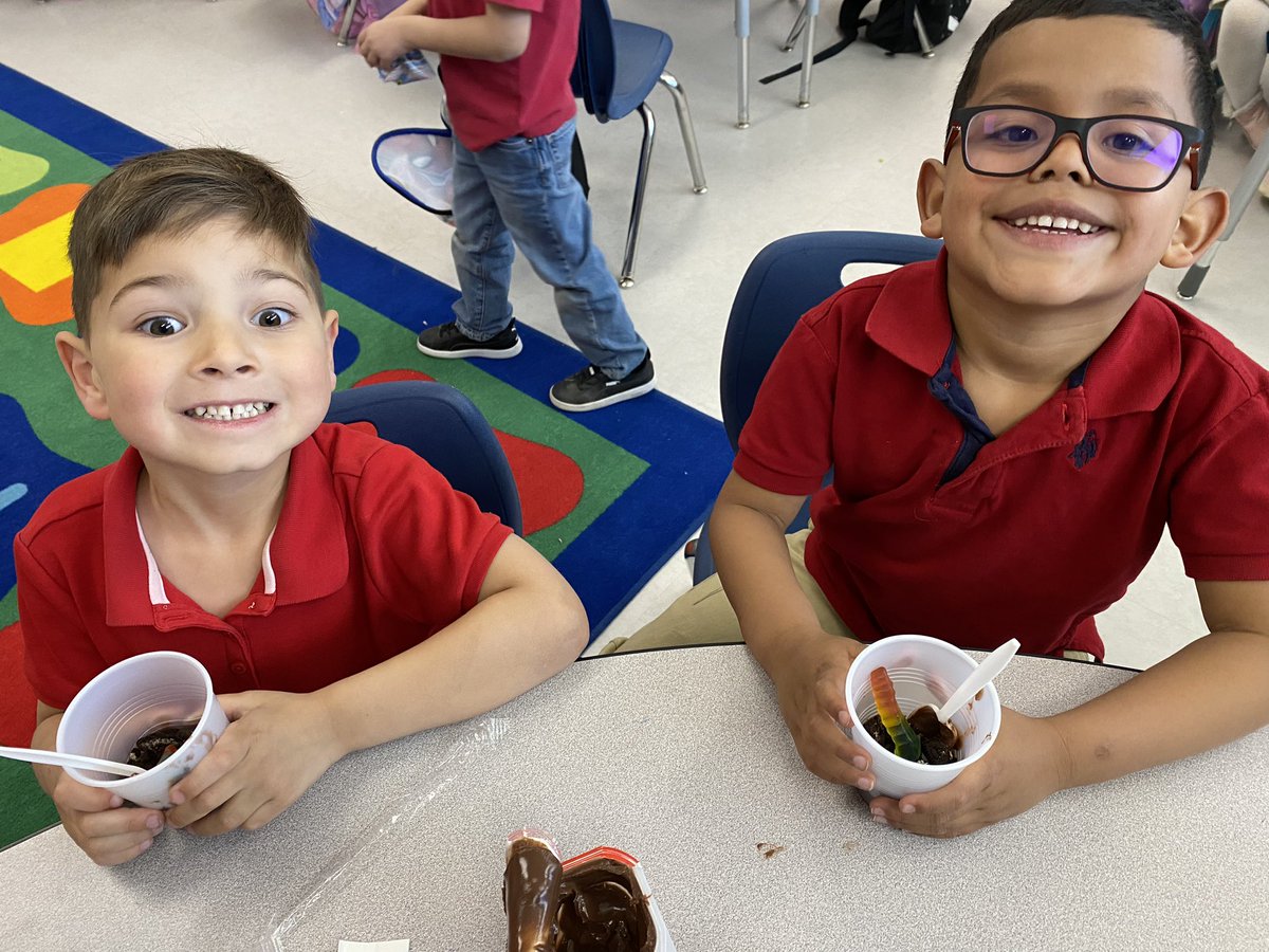 My favorite unit, critters and worms! 🤗 We wrapped up this unit with a sweet treat and getting to explore and hold real worms 🪱 #TeamSISD #BelieveEmbraceAccelerate