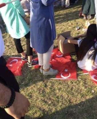 Kemal Kılıçdaroğlu farkına varmadan seccadeye bastı diye bağıranlar, şehit kanıyla sulanmış Türk Bayrağı ayaklar altına alınırken neredeydi? Bakaraya "Makara" diyen Büyükelçi yapılırken neredeydi? Kusura bakmayın ama hiç samimi değilsiniz.