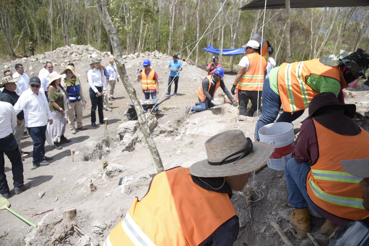 LaydaSansores's tweet photo. Recorrimos la zona arqueológica de El Pimentel, donde siguen las labores de salvamento derivado del proyecto #TrenMaya.
Asumimos el compromiso, junto con los brigadistas de rescate a no sólo preservarlos sino difundir su legado más allá de nuestras fronteras. https://t.co/sQoziypaOD