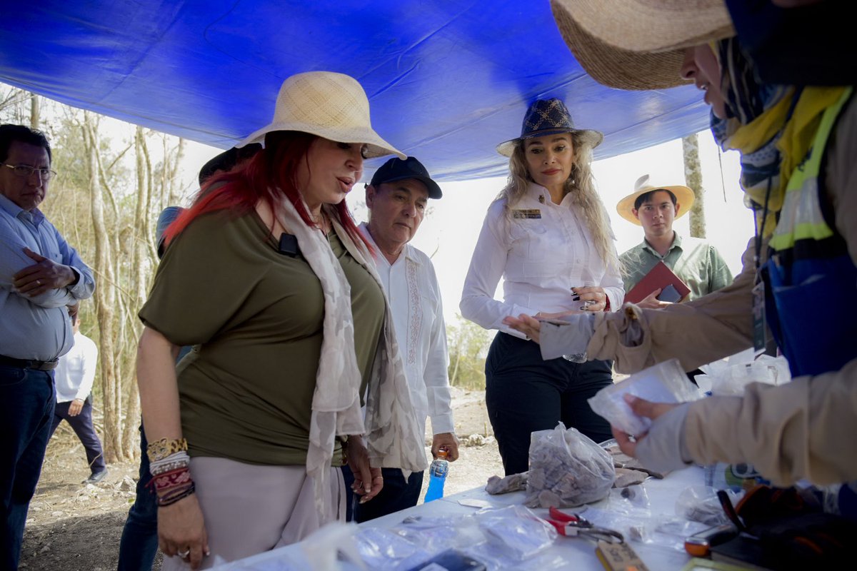 LaydaSansores's tweet photo. Recorrimos la zona arqueológica de El Pimentel, donde siguen las labores de salvamento derivado del proyecto #TrenMaya.
Asumimos el compromiso, junto con los brigadistas de rescate a no sólo preservarlos sino difundir su legado más allá de nuestras fronteras. https://t.co/sQoziypaOD