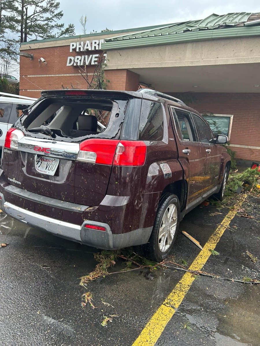 More #LittleRock storm damage. (📸: Marrio Dednam) #arwx #ARnews