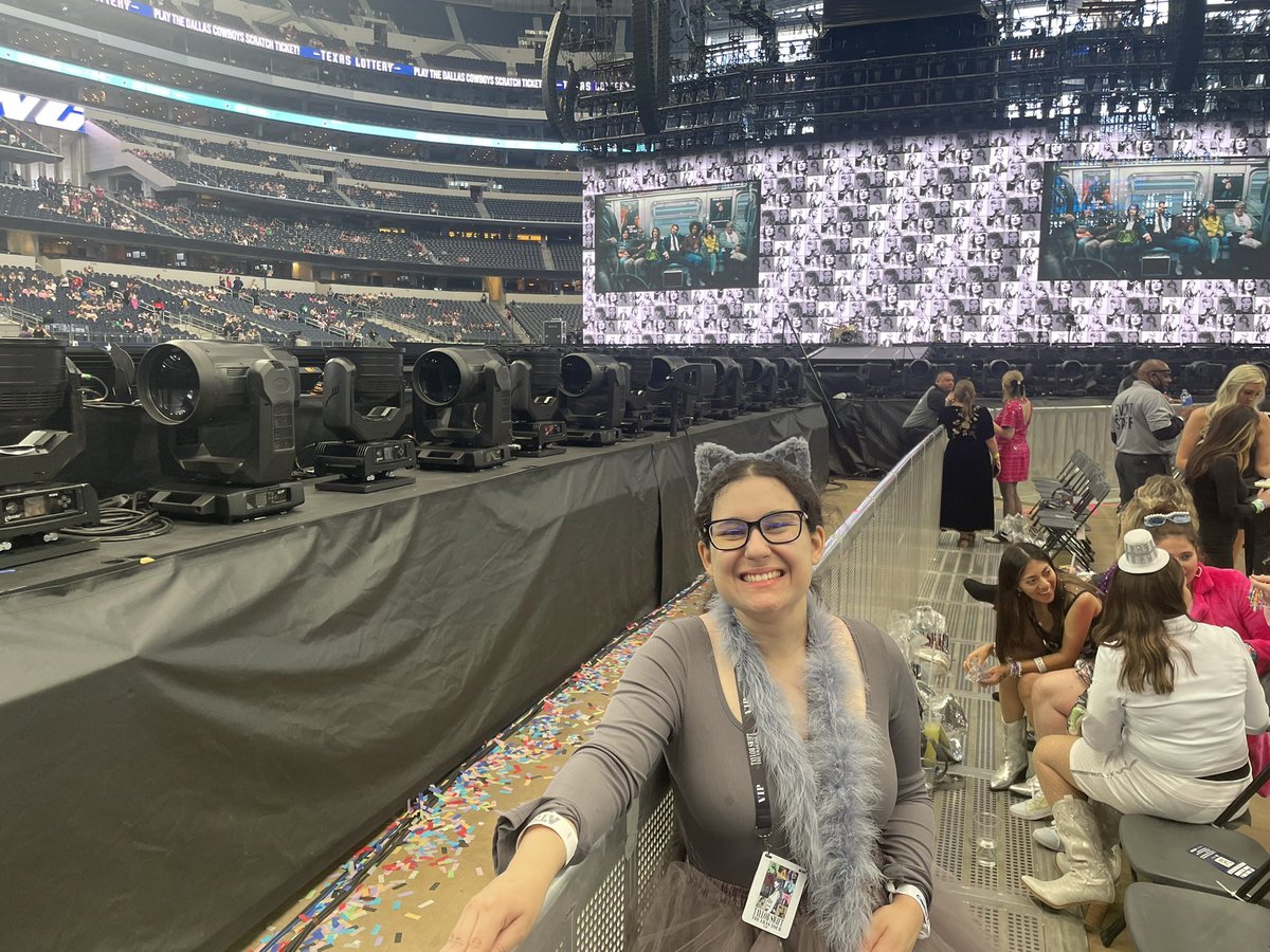 swiftthreads13's tweet image. All dressed up as my karma cat Microwave 🥹🥹🥹 #ArlingtonTSTheErasTour