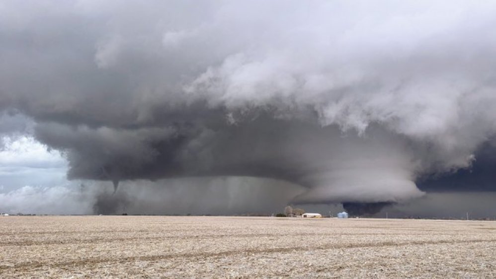 🇺🇸 | Al poco visto de manera usual: dos gigantescos tornados formándose al mismo tiempo en Iowa.