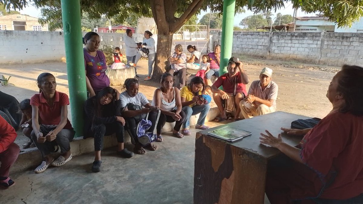 AmeliachPSUV's tweet photo. Que orgulloso me siento de las UBCH en el Zulia. Cada día más organizadas y fortaleciendo la conciencia colectiva del momento histórico que vivimos. Con las UBCH me reseteo! https://t.co/aJgI6IwhF8