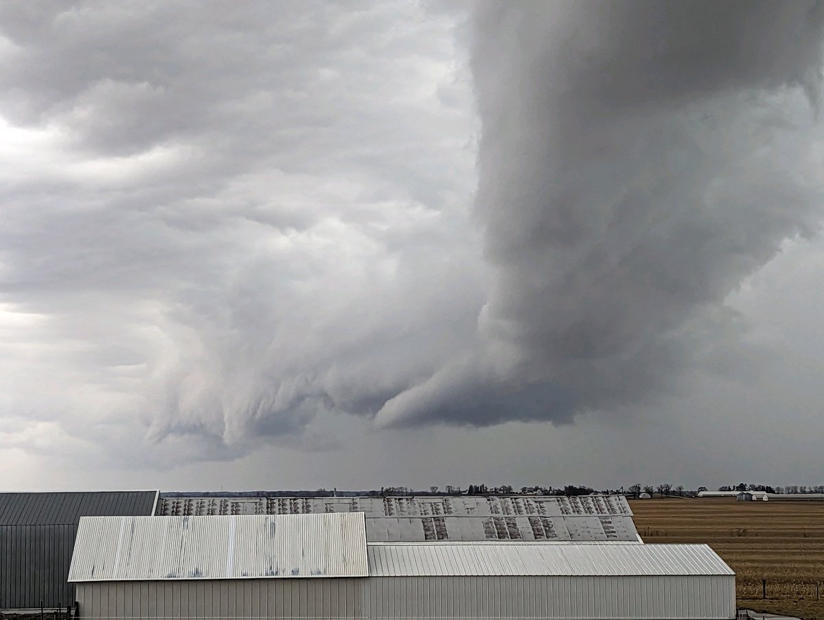 Jen_Wolfe_Hawks's tweet photo. Some cool pics of the storm over my sister in law's near Brandon. Looks like an eagle. @KCRG @KCRG_FirstAlert https://t.co/9AyjjxKmKK