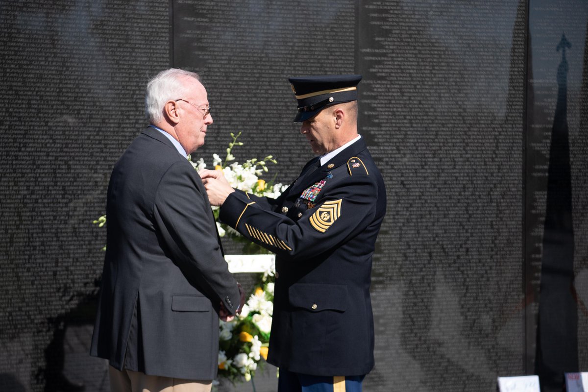 USArmy's tweet photo. We salute our Vietnam veterans and recognize them for their service and sacrifice.

On Wednesday's #VietnamVeteransDay, @MDW_USARMY Command Sgt. Maj. Franklin Velez laid a wreath with a Vietnam veteran at the @NatlParkService Vietnam Veterans Memorial. https://t.co/A57Ymxg5Sa