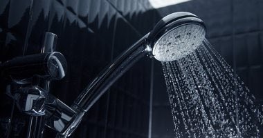 الاغتسال بالماء البارد قبل أن يكون نصيحة طبية هو توصية ربانية فقد قال تعالى لنبيه أيوب عليـه السـلآم عندما أراد له الشفاء منْ سقمه : ” أرْكـضْ برجْـلك هـذا مُغْـتسلٌ بـاردٌ وشـراب ”

فضل التغريده وتابع السرد لفوائد الاغتسال بالماء البارد ❤️‍🩹