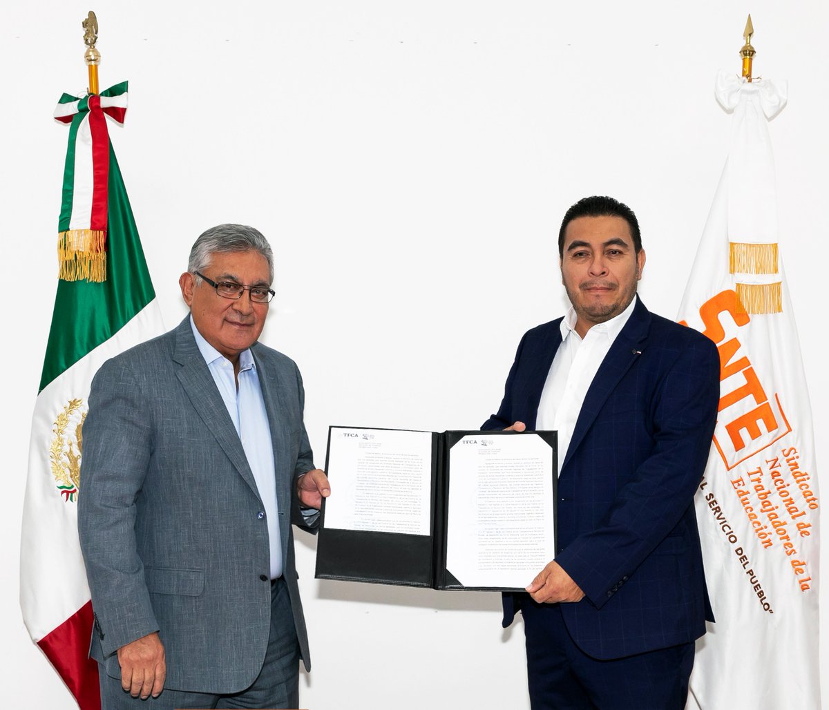 LetyMendozaS's tweet photo. El líder nacional del #SNTE 📚 Mtro. Alfonso Cepeda Salas, entregó la Toma de Nota, otorgada por el @TFCA_mx 🏢 al Prof. Oved Balderas Tovilla, que lo acredita legalmente como secretario general de la @SECC40CHIAPAS ✔ tras una ejemplar y legítima elección.
#SnteDemocrático 🗳 https://t.co/FtZNc371CU