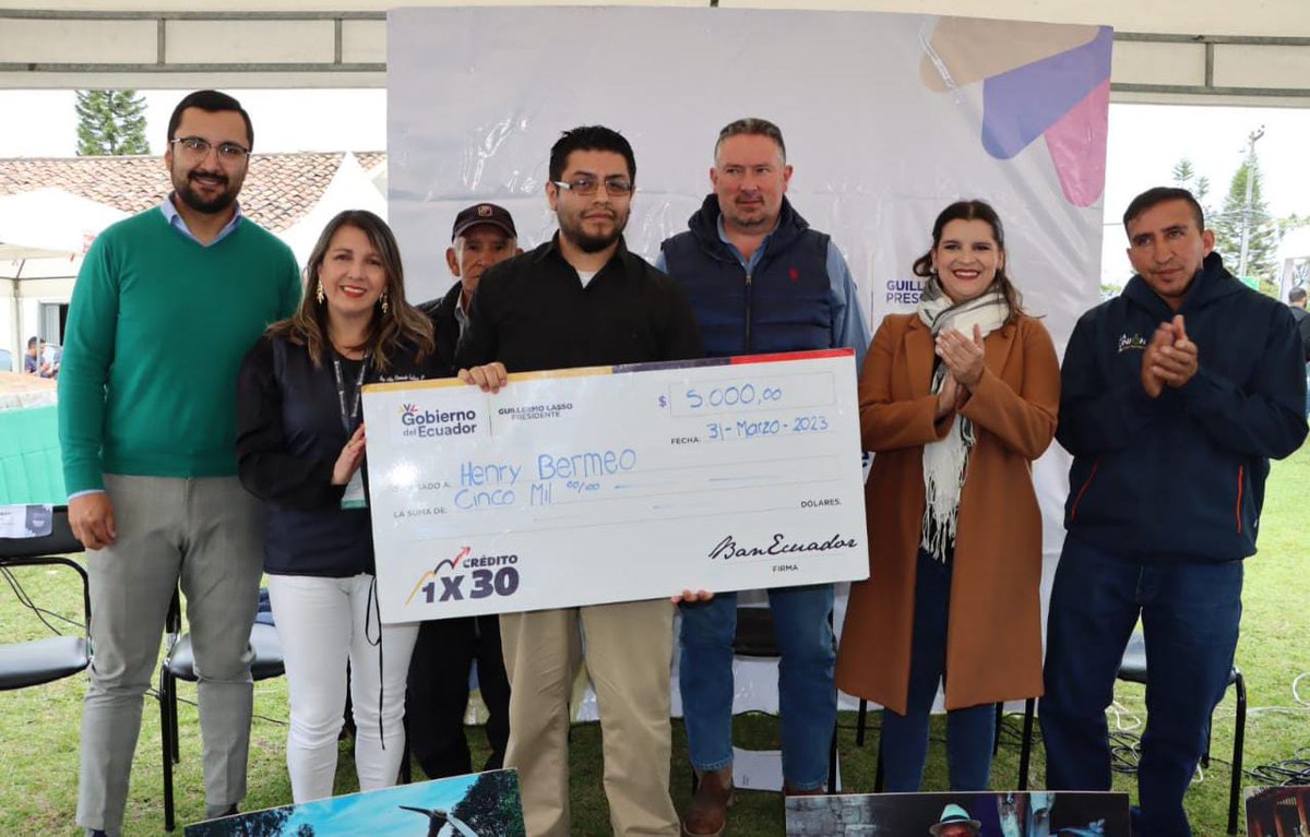 BanEcuadorBP's tweet photo. 📍#Cuenca | La única forma de dinamizar la economía local y hacerla sostenible, es llegando a la base de la pirámide productiva del país, con financiamiento crediticio 💵.

El Gobierno del Presidente @LassoGuillermo y BanEcuador, permanecen en la cruzada por la reactivación 💪💯. https://t.co/JiTco8WoaC