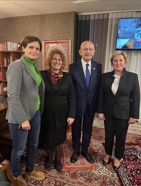 pusholder's tweet photo. CHP’den ‘seccade’ açıklaması: 

“Fotoğraf çekimi sırasında yaşanan yoğunluk ve fotoğraf çektirmek isteyenlerin telaşı nedeniyle, yerde bulunan seccade fark edilememiştir.” (İsmail Saymaz) https://t.co/PMexEBKwI8