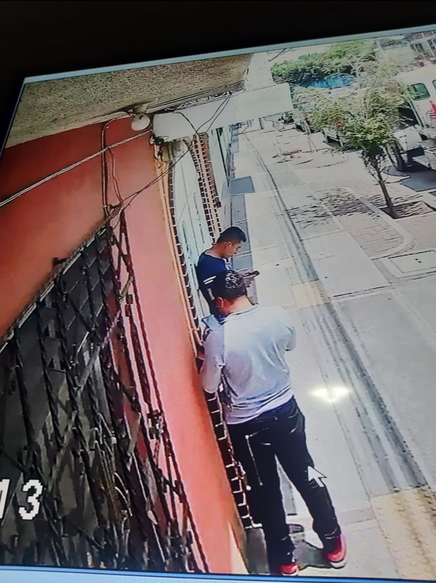 T1EETC_NOTICIAS's tweet photo. COMPARTEN DENUNCIA
Textual:

"En la Col. Miles Rock, 18 calle Z.12 andan estos sujetos tomando fotos de las casas. Dicen que son del MP, pero los del MP que sepa, no se visten así. Incluso le preguntan a un niño que si pueden entrar a su casa y enseñarles las cámaras".
1/2. https://t.co/5BU0ypiLeW