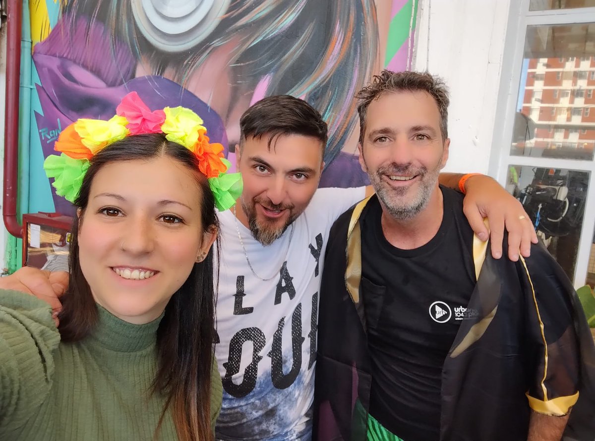 gabygallo's tweet photo. @Juaferrari @WalterFrignani @todopasa1043 Testigos privilegiados de su regreso !!! Adentro de Mike waskowski jaja abrazo genioooos https://t.co/M434C0bsAg