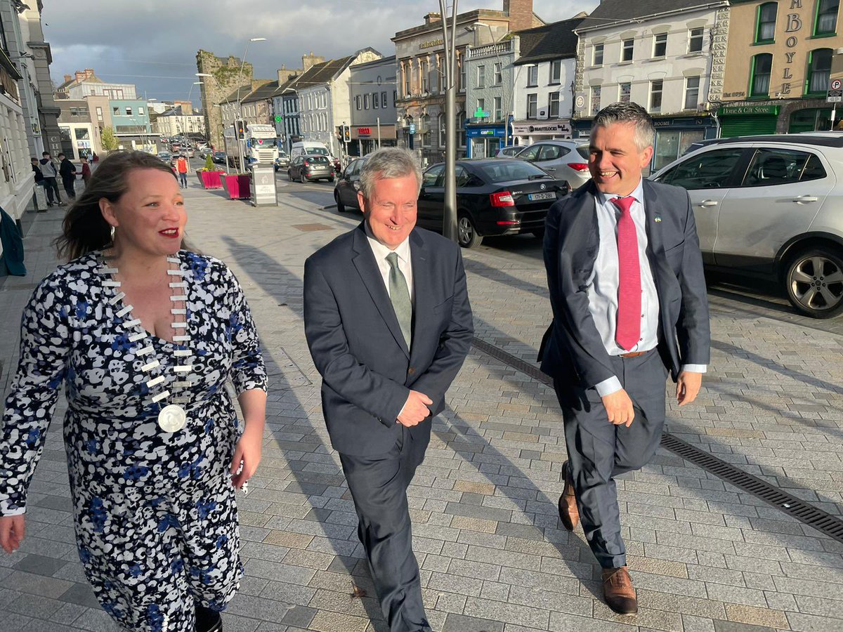PeggyRyan_Cllr's tweet photo. It was great to have @kodonnellLK, @GarretAhearn &amp; @SeanKellyMEP in #Thurles and Horse and Jockey.  
Thurles is looking well but I have plans to make it even better, and with the support of my colleagues, I know it will happen. https://t.co/WWVn6ze5tX