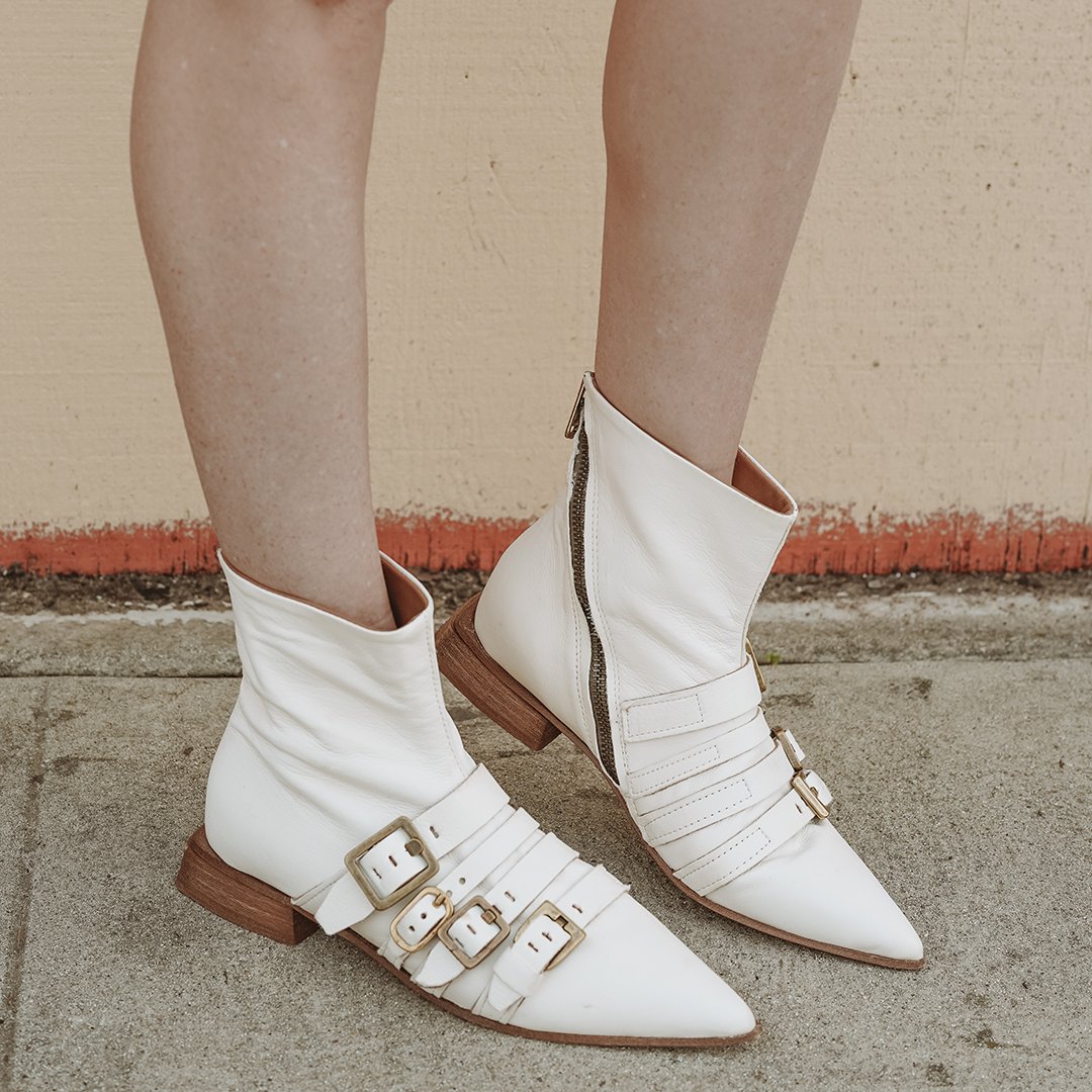 as98usa's tweet image. Wrap around zipper? Check. Triple buckles with metallic hardware? Check. Chic pointed toe? Check! The Allister Boot really has it all 💅🖤 #as98 #as98usa #springshoes #summershoes #boots #whiteboots #fashiontrends #fashiondaily #ootd #allister86907 as98.net/allister.html?…